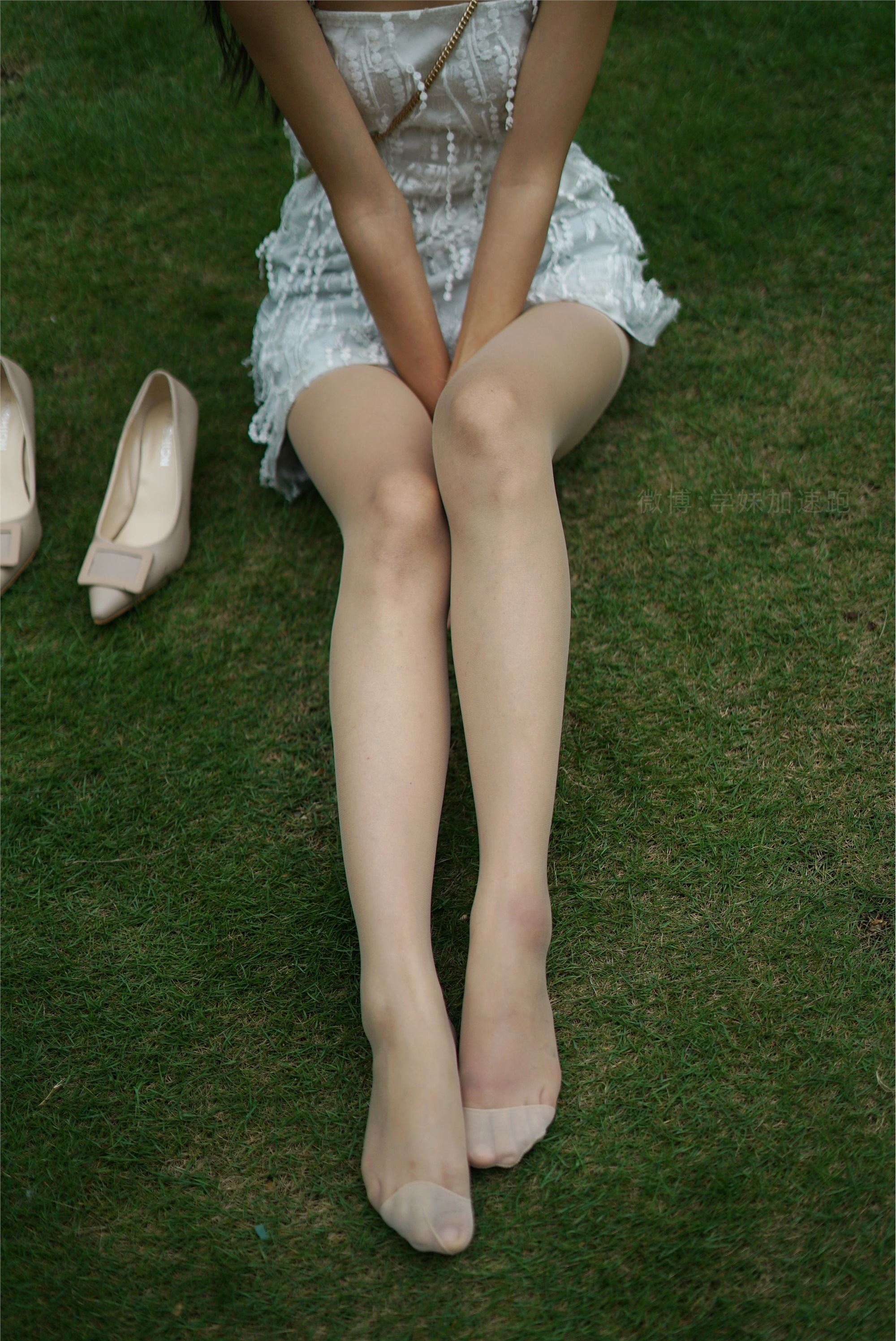 学妹加速跑 XM079《草地上的绿茶jio-鹿酱》